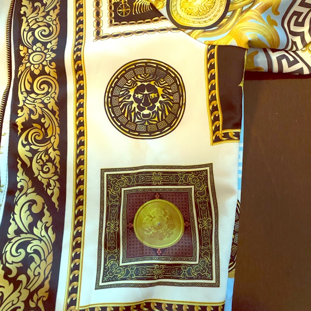 Beautiful “Versace” like jacket. Never woren.